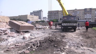 У Житомирі в центрі міста демонтували постамент, де стояв пам'ятник Леніну У Житомирі в центрі міста демонтували постамент, де стояв пам'ятник Леніну