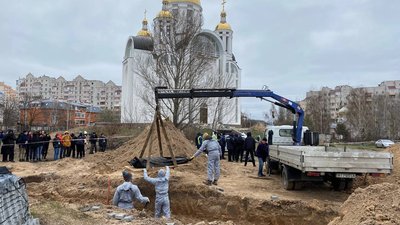 У Бучі почали ексгумацію тіл з другої братської могили