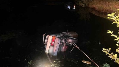 Заїхав у став: на Волині в аварії загинули водій та пасажир легковика
