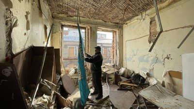 Харків'янин Олександр Гурдін два роки живе на робочому місці у Палаці праці, березень 2024 року. Харків'янин Олександр Гурдін два роки живе на робочому місці у Палаці праці, березень 2024 року.