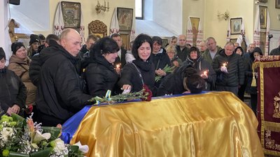 "Він героєм залишиться для нас завжди": у Полтаві попрощалися із бійцем Сергієм Нелюбою "Він героєм залишиться для нас завжди": у Полтаві попрощалися із бійцем Сергієм Нелюбою