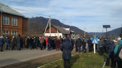 На Прикарпатті жителі Яворова перекрили дорогу. Протестують проти призначення старости На Прикарпатті жителі Яворова перекрили дорогу. Протестують проти призначення старости