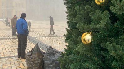 Понад тисяча кульок та білі голуби. У Києві почали прикрашати "ялинку незламності" Понад тисяча кульок та білі голуби. У Києві почали прикрашати "ялинку незламності"