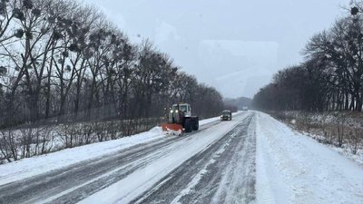 Розчищають сніг і відкрили "Пункти незламності": Черкащина після снігопаду Розчищають сніг і відкрили "Пункти незламності": Черкащина після снігопаду