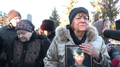 Мама Вакуленка з портретом сина Мама Вакуленка з портретом сина