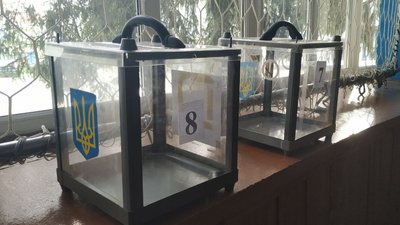 Дезінфекція бюлетенів не передбачена: як у Луцьку голосують особи на самоізоляції Дезінфекція бюлетенів не передбачена: як у Луцьку голосують особи на самоізоляції