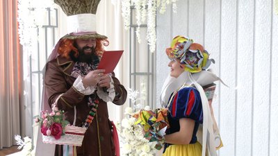 Білосніжка і Капелюшник з Рівного відзначили своє "паперове весілля" Білосніжка і Капелюшник з Рівного відзначили своє "паперове весілля"