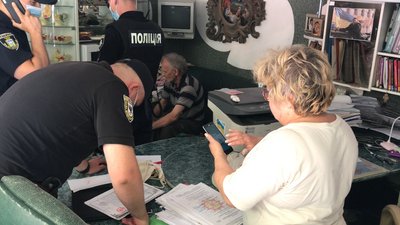 З балончика по перехожих та поліції. У центрі Франківська жінка бореться за своє приміщення З балончика по перехожих та поліції. У центрі Франківська жінка бореться за своє приміщення