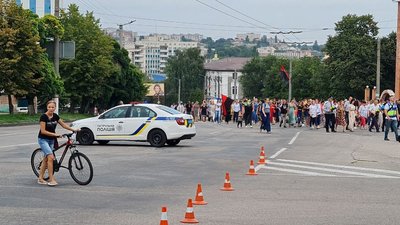 "Ми нагадуємо жителям, що у нас війна". У Кропивницькому відбулась Хода пам'яті "Ми нагадуємо жителям, що у нас війна". У Кропивницькому відбулась Хода пам'яті