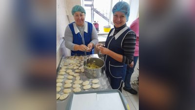 Печуть пиріжки та в'яжуть шкарпетки: жителі Чумаківської громади на Дніпропетровщині збирають посилки для військових