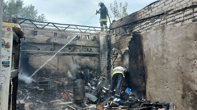 "Нічого не вціліло". Внаслідок обстрілу Харкова 15 серпня згорів гараж