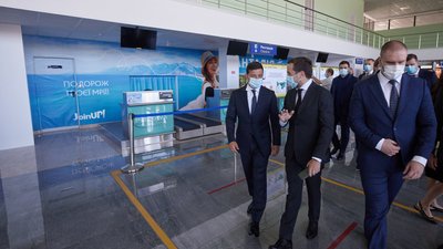 Володимир Зеленський в аеропорту "Полтава" Володимир Зеленський в аеропорту "Полтава"