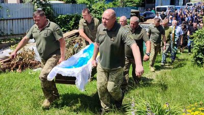На Закарпатті попрощалися із полеглим на війні Валерієм Полончиком На Закарпатті попрощалися із полеглим на війні Валерієм Полончиком