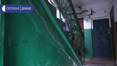 Сходи відходять від стіни: мешканці трьохповерхівки у Волновасі шукають гроші на ремонт Сходи відходять від стіни: мешканці трьохповерхівки у Волновасі шукають гроші на ремонт