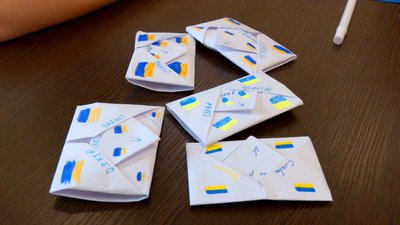 "Хочемо, щоб вони відчували нашу турботу": сім'я з Вінниччини готує смаколики для оборонців "Хочемо, щоб вони відчували нашу турботу": сім'я з Вінниччини готує смаколики для оборонців