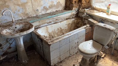 «Обламали перестінок, бо хитався». Як жителі Снігурівщини відновлюють будинки після затоплення «Обламали перестінок, бо хитався». Як жителі Снігурівщини відновлюють будинки після затоплення