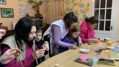 У Франківську бійцям ЗСУ сплели у подарунок 100 "браслетів вдячності" У Франківську бійцям ЗСУ сплели у подарунок 100 "браслетів вдячності"