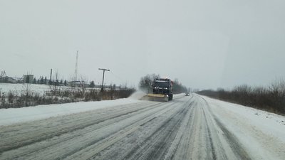 Волинські автошляхи від снігу розчищає понад сотня дорожників Волинські автошляхи від снігу розчищає понад сотня дорожників