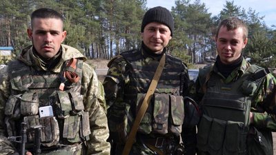 Андрій Ісаков з побратимами на початку війни Андрій Ісаков з побратимами на початку війни