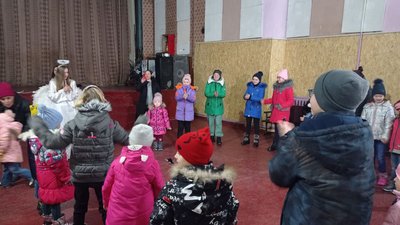 Вітання від святого Миколая: сумські благодійники відвезли подарунки дітям із Великої Писарівки Вітання від святого Миколая: сумські благодійники відвезли подарунки дітям із Великої Писарівки