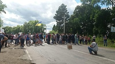 На Прикарпатті селяни перекрили дорогу Н-09 "Мукачево-Львів" (оновлено)
