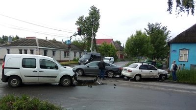 У Сумах на перехресті зіштовхнулися три автомобілі