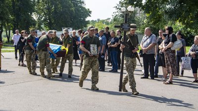 У Полтаві попрощалися із Юрієм Карунним та Романом Марченком, які полягли на війні У Полтаві попрощалися із Юрієм Карунним та Романом Марченком, які полягли на війні
