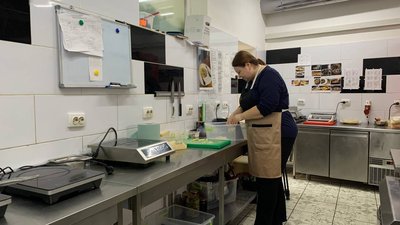 Переселенка влаштувалася на роботу в один із закладів громадського харчування Тернополя Переселенка влаштувалася на роботу в один із закладів громадського харчування Тернополя