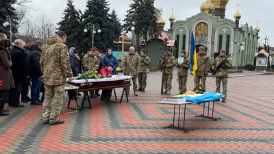 Вирощував хліб і любив Україну: у Черкасах попрощалися з командиром Андрієм Ботнаром Вирощував хліб і любив Україну: у Черкасах попрощалися з командиром Андрієм Ботнаром