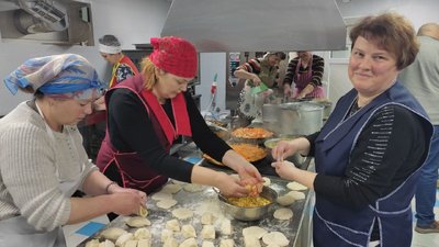 Волонтери на Волині щодня готують по 200 банок тушкованого м'яса для військових