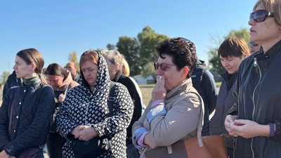 Родини загиблих військових проти правил на новому кладовищі