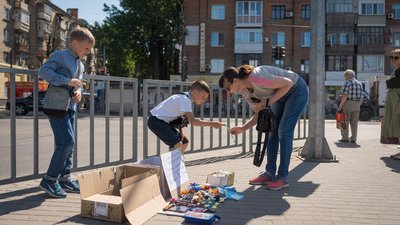 Продають свої іграшки, щоб підтримати армію. У Дніпрі дев’ятирічні хлопці допомагають ЗСУ Продають свої іграшки, щоб підтримати армію. У Дніпрі дев’ятирічні хлопці допомагають ЗСУ