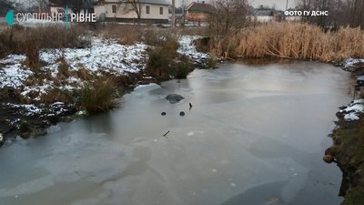 Рівненщина: рятувальники дістали тіло чоловіка з меліоративної канави Рівненщина: рятувальники дістали тіло чоловіка з меліоративної канави