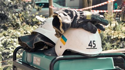 У будинку мешкали понад 150 людей. Фоторепортаж зі зруйнованої дев'ятиповерхівки в Одеській області У будинку мешкали понад 150 людей. Фоторепортаж зі зруйнованої дев'ятиповерхівки в Одеській області