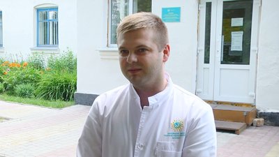 Завідувач Михайлюцької амбулаторії Шепетівського центру ПМСД Дмитро Корчемний щодня долає відстань у 30 км, аби дістатися роботи Завідувач Михайлюцької амбулаторії Шепетівського центру ПМСД Дмитро Корчемний щодня долає відстань у 30 км, аби дістатися роботи