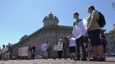 «Батьки проти дистанційного навчання»: чернігівці на Красній площі мітингували за відкриття шкіл «Батьки проти дистанційного навчання»: чернігівці на Красній площі мітингували за відкриття шкіл
