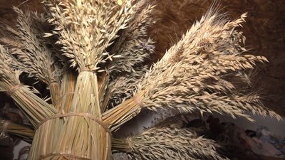 "Військові їх носять у кишеньках": черкаська майстриня в’яже дідухи і робить мотанки