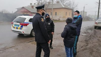На Житомирщині поліція в день Святого Миколая приїхала до хлопчика, який мріє стати поліцейським На Житомирщині поліція в день Святого Миколая приїхала до хлопчика, який мріє стати поліцейським