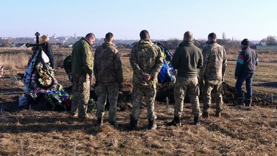 "Ця людина врятувала моє життя". У Глухові попрощалися з військовим Анатолієм Заярним "Ця людина врятувала моє життя". У Глухові попрощалися з військовим Анатолієм Заярним