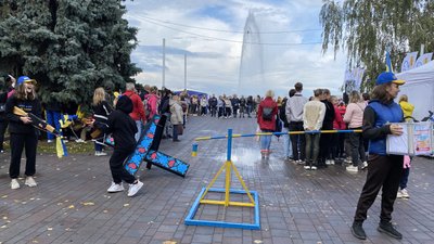 "Ми збираємо на буржуйки, щоб нашим бійцям було тепло". У Дніпрі діти влаштували благодійний ярмарок "Ми збираємо на буржуйки, щоб нашим бійцям було тепло". У Дніпрі діти влаштували благодійний ярмарок