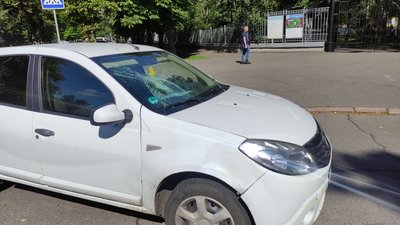 водій