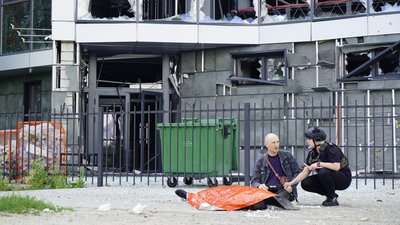 "Виявляти співчуття — поза протоколом": історія поліцейської, яка тримала за руку батька загиблої дитини на Салтівці "Виявляти співчуття — поза протоколом": історія поліцейської, яка тримала за руку батька загиблої дитини на Салтівці