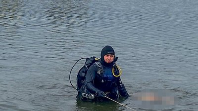 Водолаз витягає з води тіло потопельника
