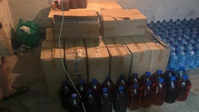 Підпільні цехи з виробництва алкоголю і цигарок викрили на Сумщині - прокуратура