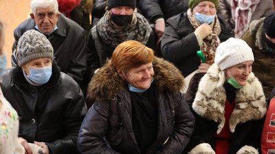 Колядки, вірші та подарунки. У Франківську провели різдвяний обід для безхатьків Колядки, вірші та подарунки. У Франківську провели різдвяний обід для безхатьків