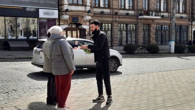У Кропивницькому представники Спілки вірмен дарували жінкам квіти. Сьогодні – вірменське свято материнства й краси