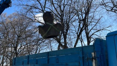 В Ужгороді демонтували погруддя Олександру Пушкіну В Ужгороді демонтували погруддя Олександру Пушкіну