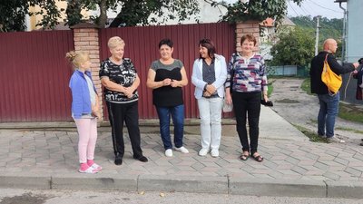 Жителі Чорткова прийшли на відкриття скверу Жителі Чорткова прийшли на відкриття скверу