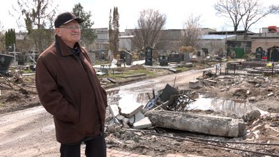 черкасці відновлюють могили рідних після ракетного удару