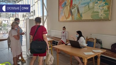 У Сумах пункт масової вакцинації почав працювати із півторагодинним запізненням У Сумах пункт масової вакцинації почав працювати із півторагодинним запізненням